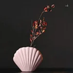 Vase élégant en forme de coquillage, décor chic