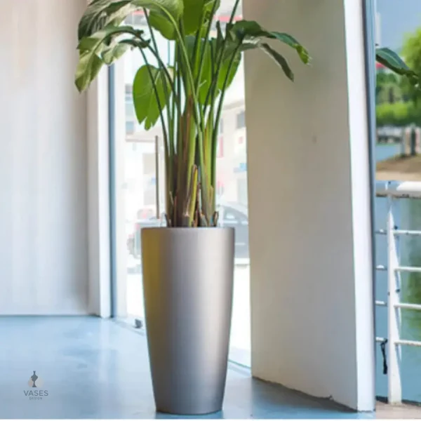 Grand pot de fleur argenté élégant et moderne