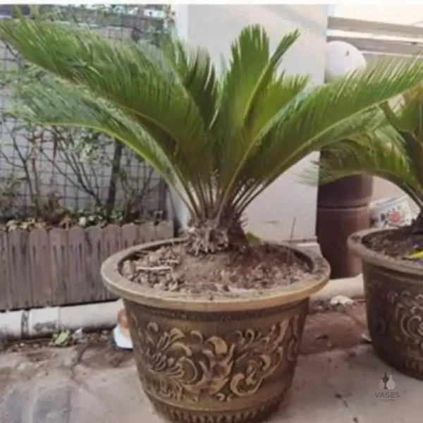 Grand pot de fleur doré élégant et moderne