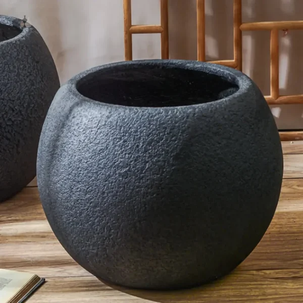 Élégant pot noir pour aménagement paysager
