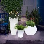 Grand pot à fleurs avec ambiance lumineuse