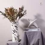 Vase décoratif en verre avec fleurs séchées