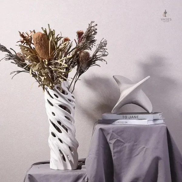 Vase décoratif en verre avec fleurs séchées