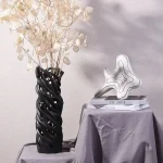 Vase élégant rempli de fleurs séchées naturelles