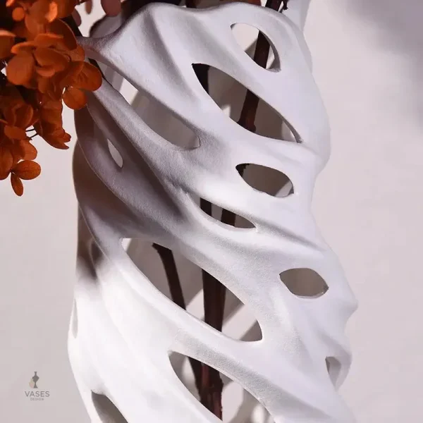 Grand vase moderne avec arrangement floral séché