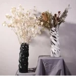 Vase artistique avec composition de fleurs séchées