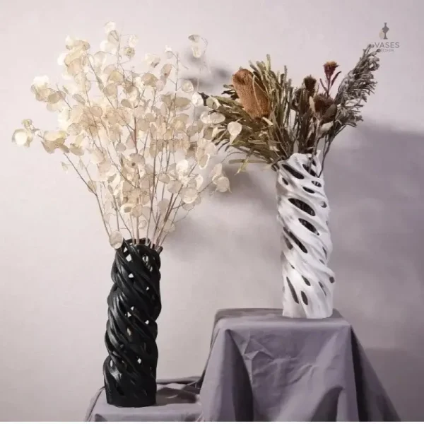 Vase artistique avec composition de fleurs séchées