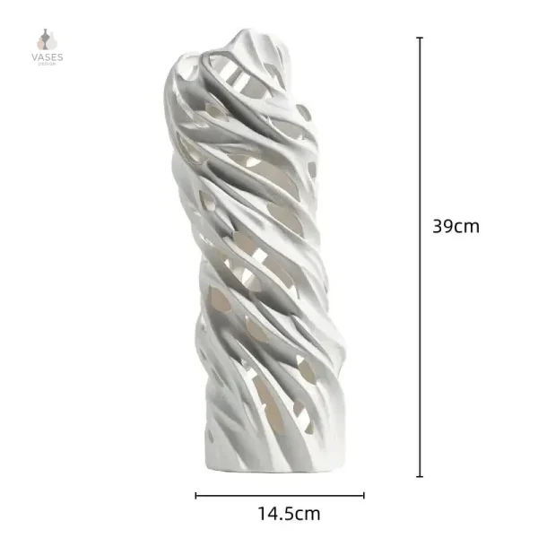 Vase en verre orné de fleurs séchées colorées