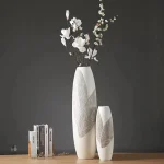 Grand vase blanc, parfait pour des arrangements floraux