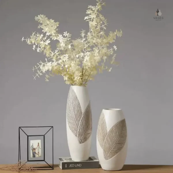 Vase spacieux blanc, accent décoratif dans le salon