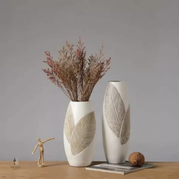 Vase blanc contemporain, touche lumineuse pour votre décor