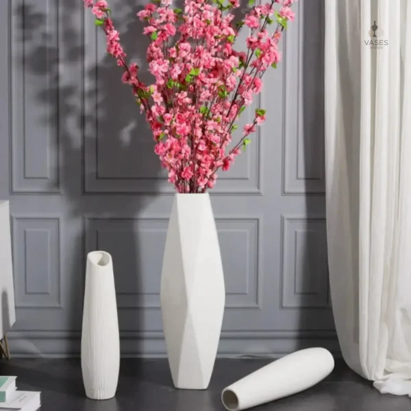 Vase design contemporain en céramique blanche