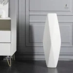 Vase blanc sculptural pour une touche moderne