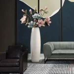 Vase blanc et doré pour fleurs et plantes