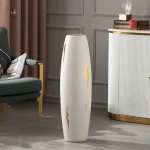 Vase intemporel en blanc et or pour élégance décorative