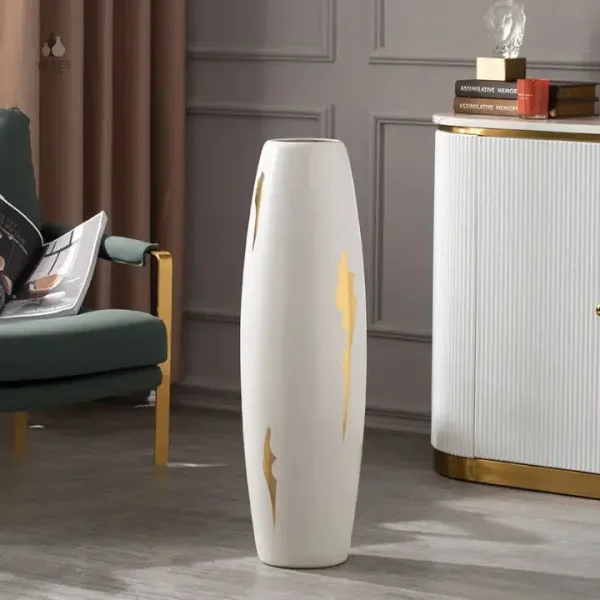 Vase intemporel en blanc et or pour élégance décorative