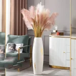 Vase moderne en céramique blanche et or
