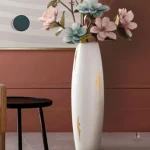 Grand vase chic blanc et doré pour la décoration