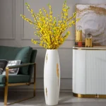 Vase blanc avec accents dorés pour ambiance raffinée