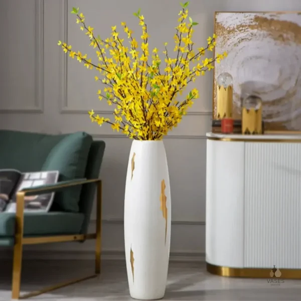 Vase blanc avec accents dorés pour ambiance raffinée