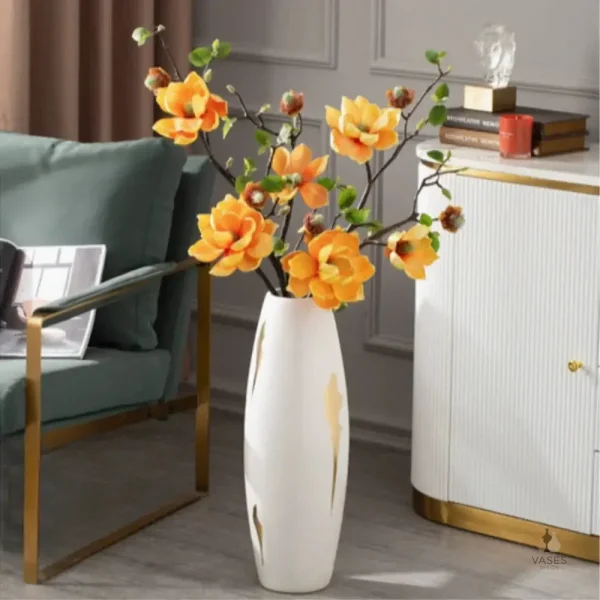 Vase orné de motifs dorés sur fond blanc