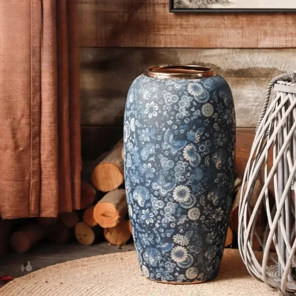 Vase bleu, pièce maîtresse pour intérieur élégant
