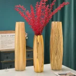 Grand vase or élégant pour décoration intérieure