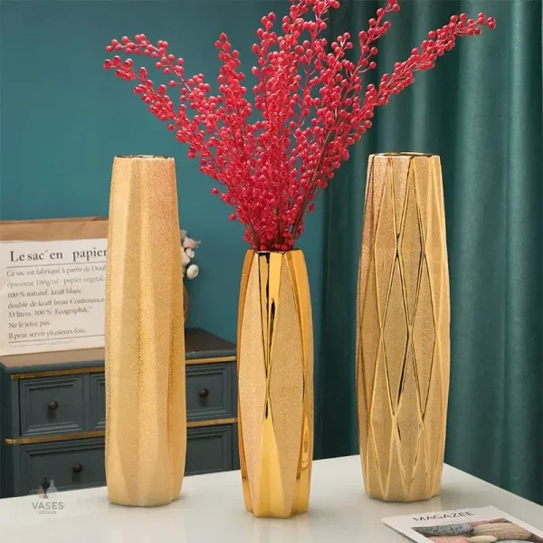 Grand vase or élégant pour décoration intérieure