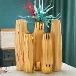 Vase doré design moderne pour mise en scène