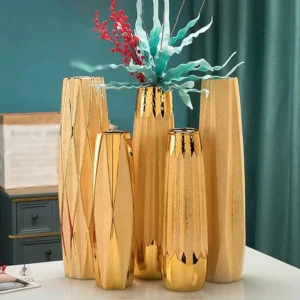 Vase doré design moderne pour mise en scène