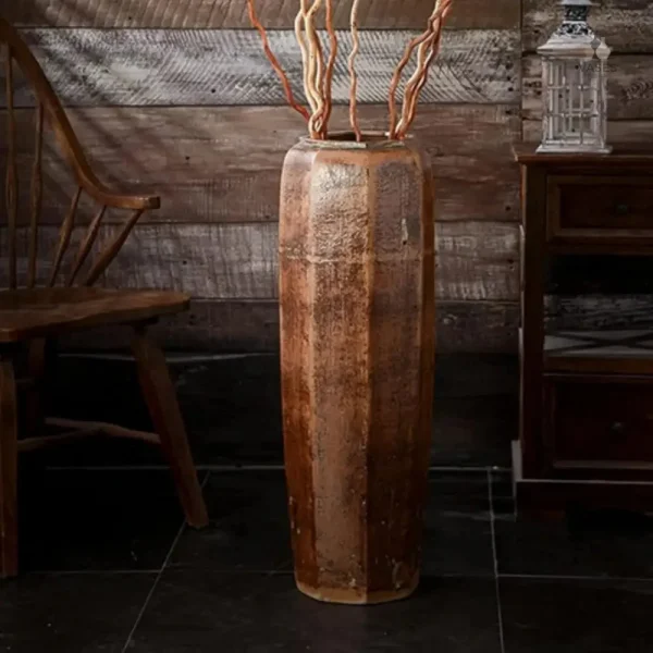 Vase à poser au sol en matériaux raffinés
