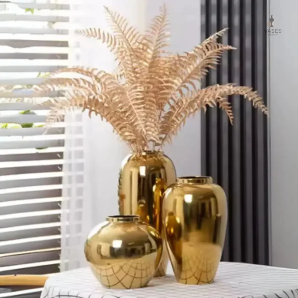 Vase décoratif doré élégant pour un intérieur moderne