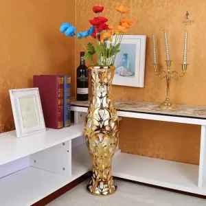Grand vase doré en métal brillant pour décoration intérieure
