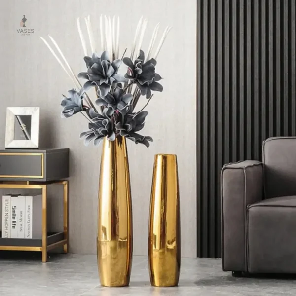 Vase à poser au sol, finition dorée