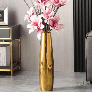 Grand vase élégant en métal doré