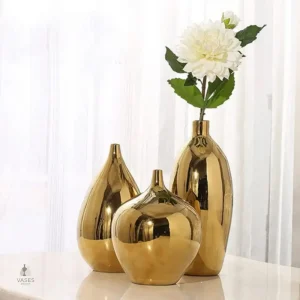Grand vase doré au design élégant