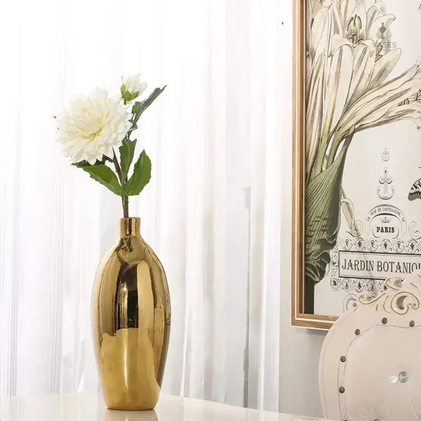 Vase design doré pour décoration intérieure
