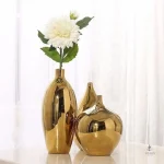Grand vase en métal doré, allure contemporaine