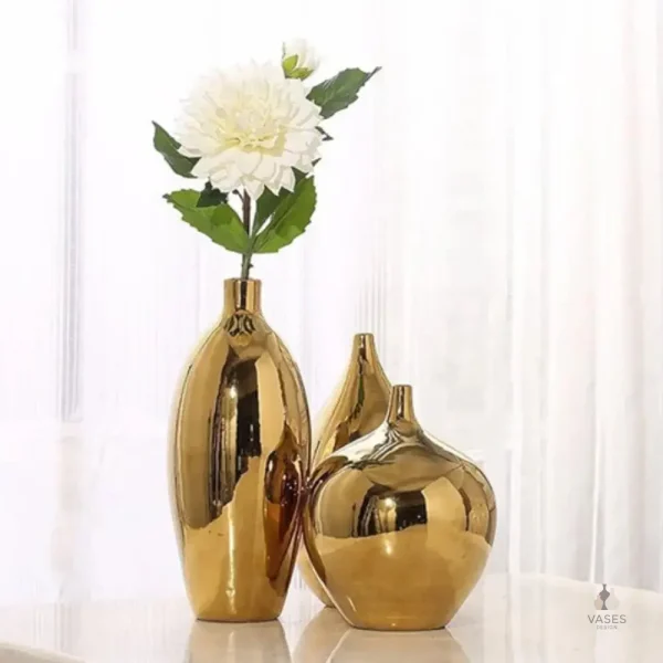 Grand vase en métal doré, allure contemporaine