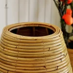 Vase en bois au sol, accent naturel