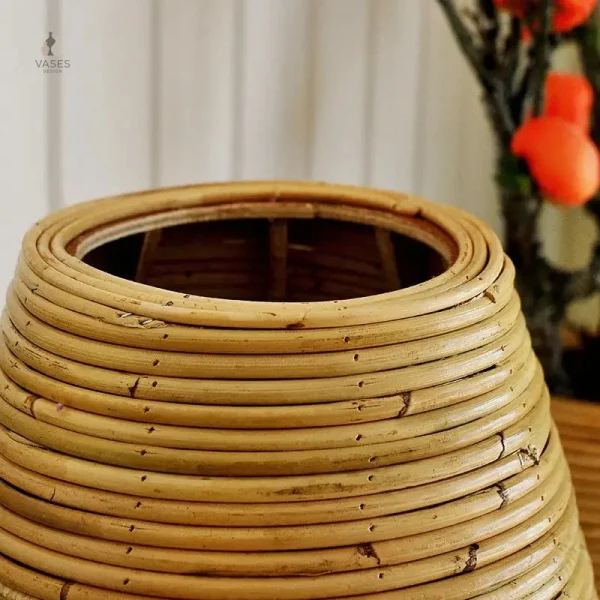 Vase en bois au sol, accent naturel