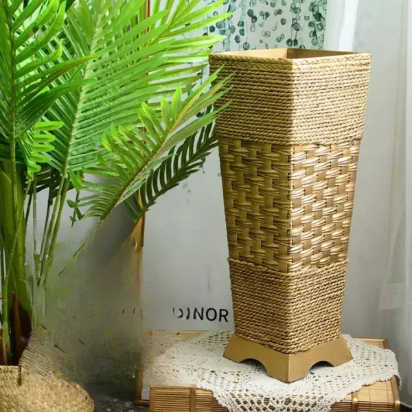 Vase en osier pour décor de table