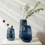 Vase bleu en verre, accessoire décoratif