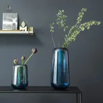 Vase en verre, finition bleue, look moderne