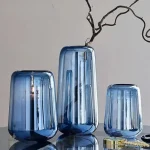 Grand vase en verre, teinte bleue profonde