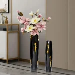 Vase noir imposant, idéal pour grandes fleurs
