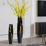 Vase noir raffiné, pièce maîtresse pour salon