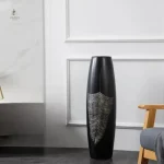 Vase à poser au sol, finition noire raffinée