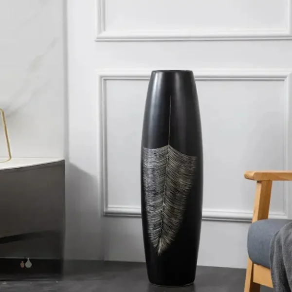 Vase noir design pour un style épuré