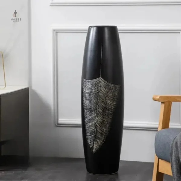 Vase noir imposant pour un effet visuel fort